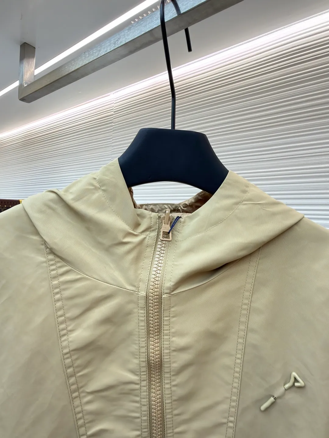 LOUIS VUITTON double-sided windproof pin jacket ●Original version: Purchased and developed for 22800 ●Item number: 1682085-C55 ●Fabric: polyester fiber fabric ●Technology: jacquard production ●Color: khaki ●Version: fitted version ●Weight: about 545 grams ●Size: 44-46-48-50 ●Description: The solid color fabric is made of nylon encrypted matt twill, and the jacquard fabric on the other side is made of 50D nylon yarn-dyed jacquard fabric. The solid color front panel is laser-burned, hand-made of white copper, with a triangular pin with logo and glossy finish. The front pocket uses a hardware keychain to hang a folding clothing tag, and the jacquard letters on the front chest placket are made of single-piece handmade It is cut manually, and all the pieces are numbered. The pockets are also cut with the original number. The fabric is relatively light and silky, and it takes time to cut accurately. It is equipped with a double-circulation puller 5# orbital zipper in the front and center. The hem and hood are worn with spiral elastic ropes with ring anti-slip buckles, square pig nose buckles with logo, and all holes are punched with hardware and logo on cloth-colored eyelets. The overall wiring is straight and delicate, the fabric is comfortable and soft, and the color is consistent without color difference. It can be matched with the same style to create a fashionable look and control various occasions. Customized accessories, complete with three standards, same style for men and women!